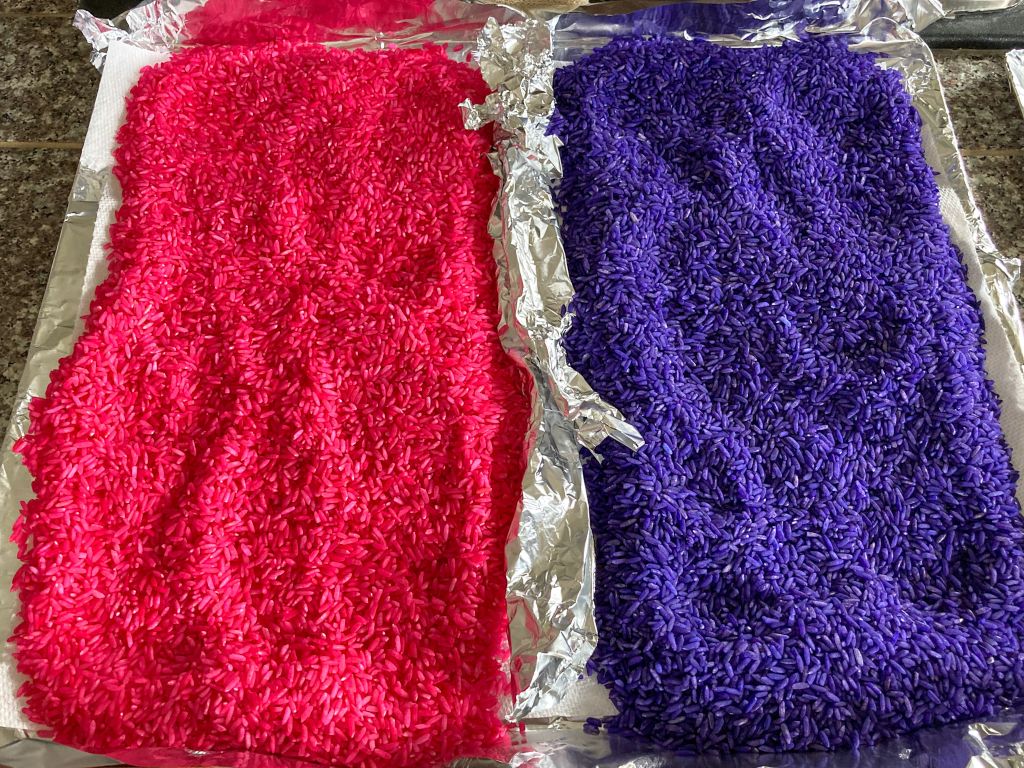 Drying rice dyed with food color